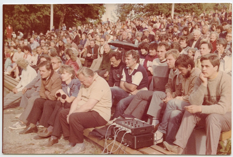 Pressikonverents Vilaski raketibaasi asjus Valga linna pargis. Vaade rahvale