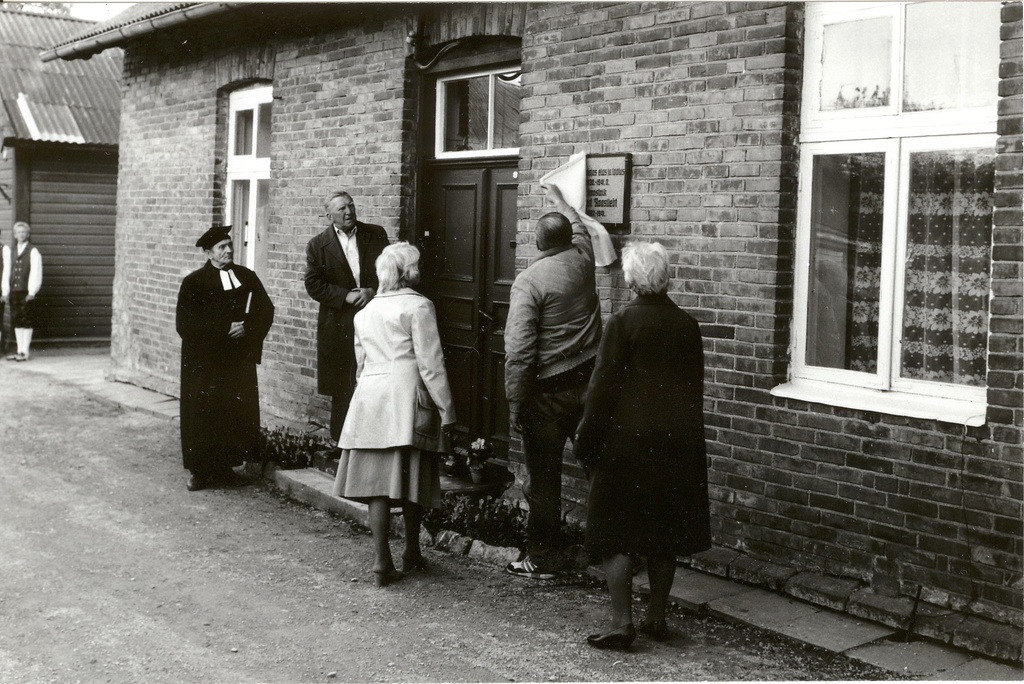 foto, Roosilehe mälestustahvli avamine