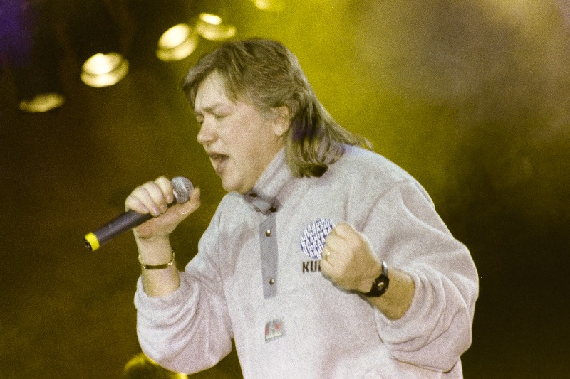 Laulja Tõnis Mägi esinemas Eesti Eurolaul 1996 finaalis klubis Dekoltee.