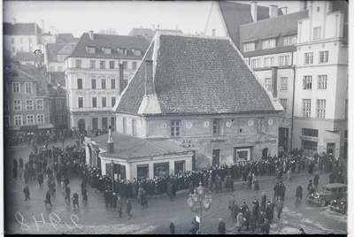 Paraadi jälgijaid Raekoja platsil.  similar photo