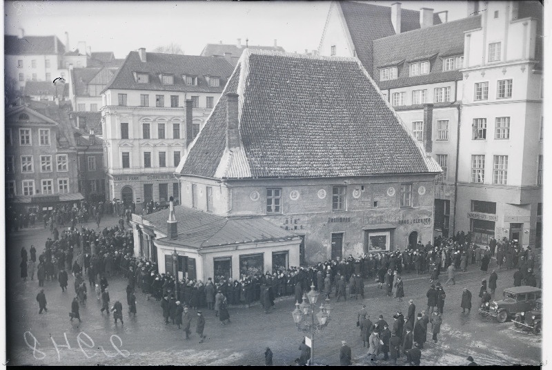 Paraadi jälgijaid Raekoja platsil.