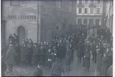 Paraadi jälgijaid Raekoja platsil.  similar photo