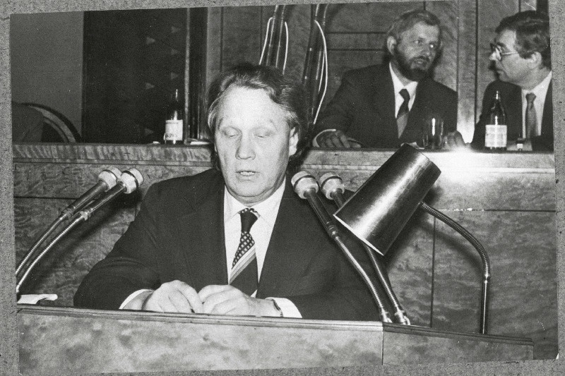 Eesti Kinoliidu VI kongressil kõneleb filmistuudio "Tallinnfilm" toimetuskolleegiumi liige, stsenarist ja kirjanik Arvo Vallikivi (Valton). Tagaplaanil Mark Soosaar ja Rein Karemäe.