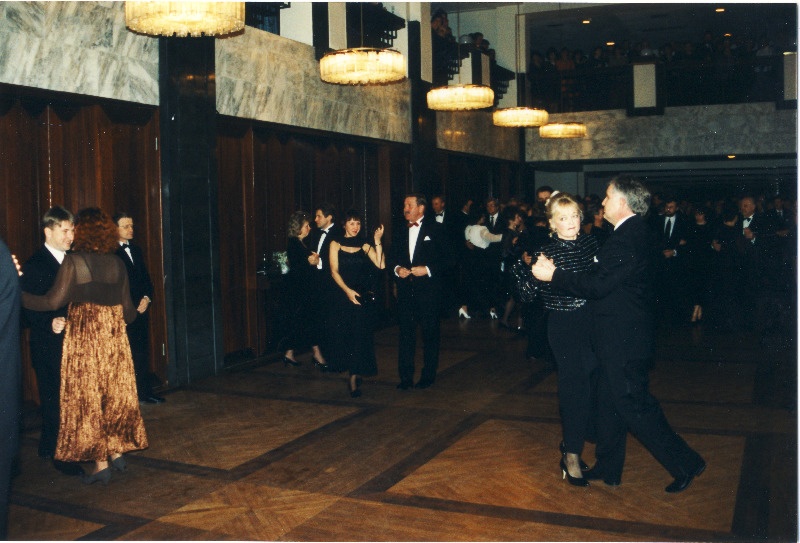Koonderakonna esimehe, EV peaministri Tiit Vähi vana-aasta vastuvõtt majandus- ja äriliidritele Sakala keskuses. Vaade tantsupõrandale.
