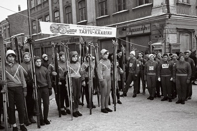 Tartu-Kääriku suusamatkast osavõtjad avadefileel.  duplicate photo