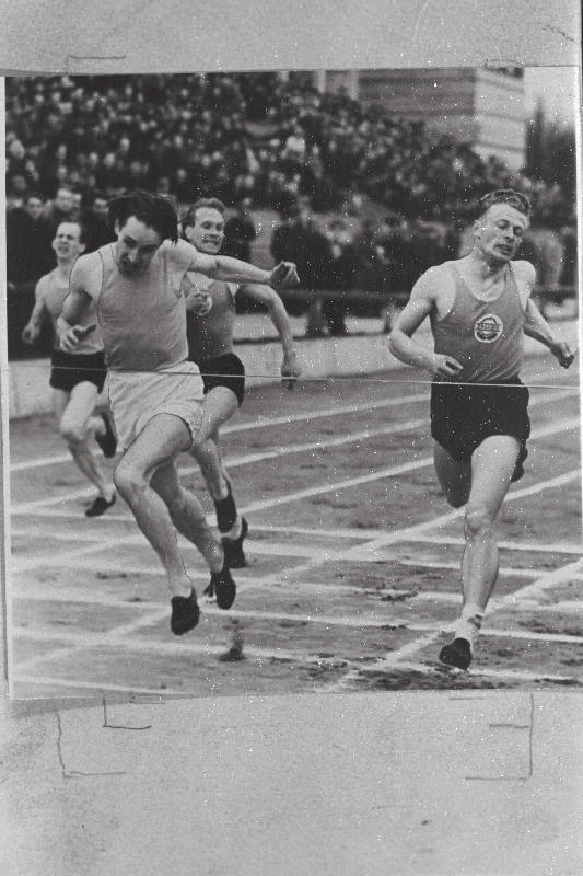 400 m jooksu finiš Tallinn-Tartu matškohtumisel, vasakult: E. Kalmre, U. Teedemaa, F. Joseph ja Ü. Laaspere.
