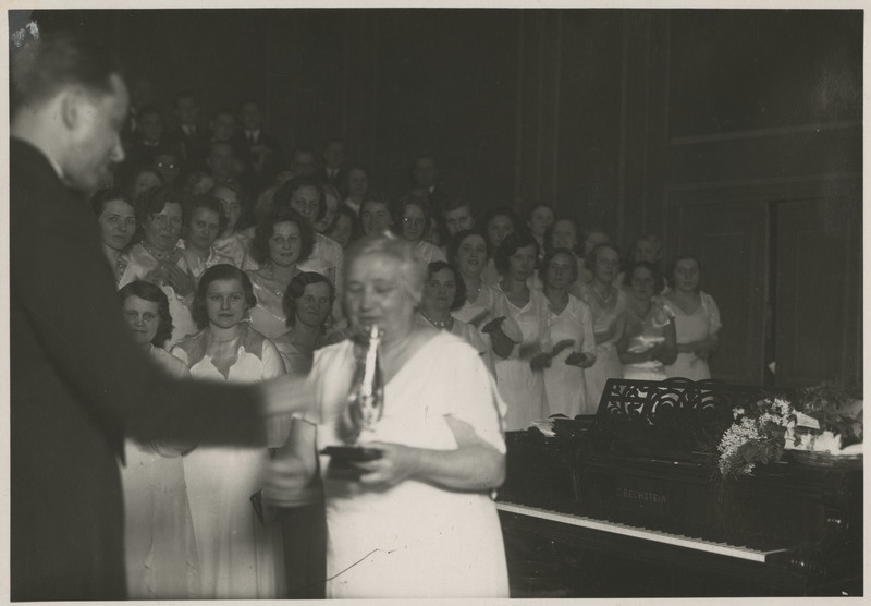 Miina Härmale 70. aasta juubeli austamisüritusel kingituse üleandmine