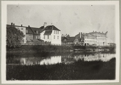 Vaade Kalda ja Hobuse tänava nurgale üle Emajõe, vasakul Hugo Treffneri gümnaasium, paremal hotell Bellevue  duplicate photo