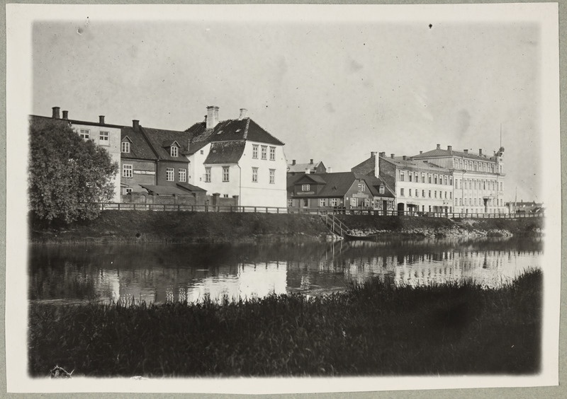 Vaade Kalda ja Hobuse tänava nurgale üle Emajõe, vasakul Hugo Treffneri gümnaasium, paremal hotell Bellevue