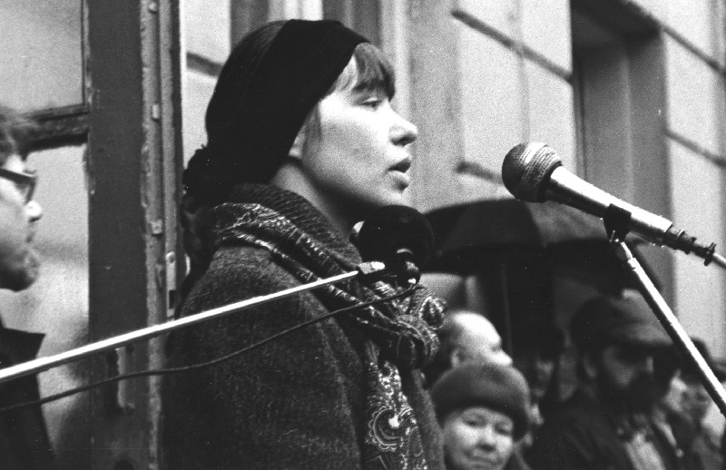 Protestimiiting Nõukogude Armeesse ajateenistusse värbamise vastu Raekoja platsil.
