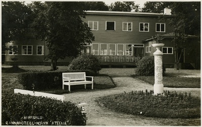 Haapsalu suvehotell-kohvik (hävinud), hoone vaade, esiplaanil lillepostament ja aiapink. Arhitekt August Volberg  similar photo