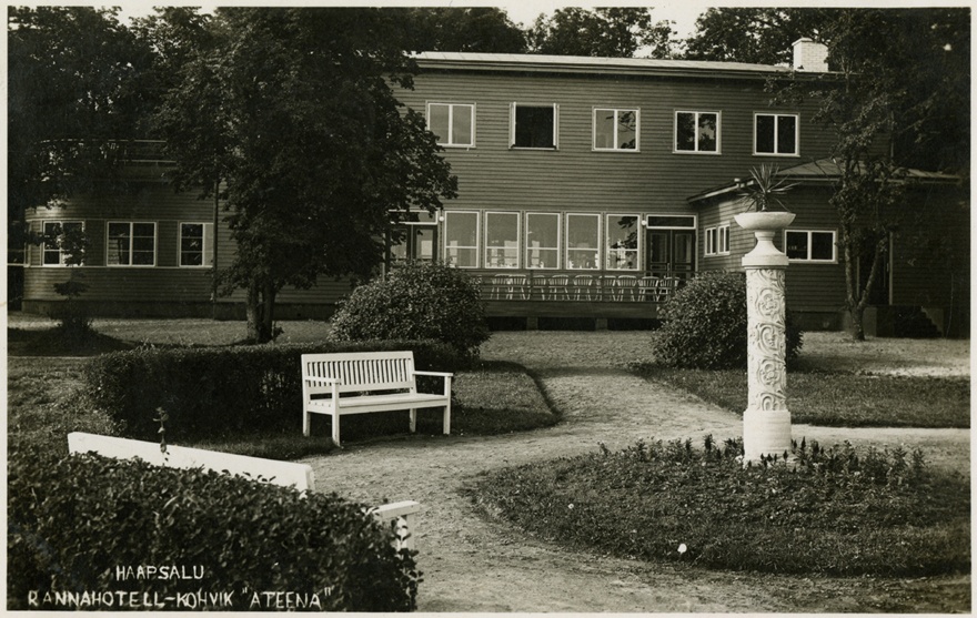 Haapsalu suvehotell-kohvik (hävinud), hoone vaade, esiplaanil lillepostament ja aiapink. Arhitekt August Volberg