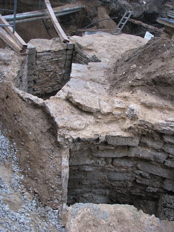 Arheoloogilised väljakaevamised Vabaduse väljakul. Keskaegse Harju 2. eelvärava idatorn.