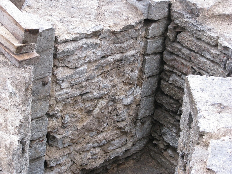 Arheoloogilised väljakaevamised Vabaduse väljakul. Harju 2. eelväravate idatorni kõrval müüritud ava vallikraavi suunas.