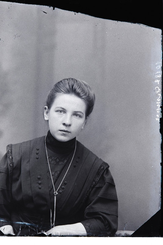 Helmi Semper Paistu kihelkonnast, Tuhalaane vallast, Pahuvere koolimajast, (kirjanik Johannes Semperi õde).