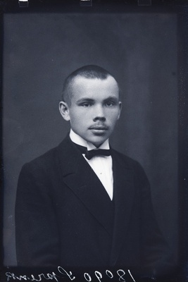 Andres Kamseni kaubanduskooli õpilane Sprenk.  duplicate photo