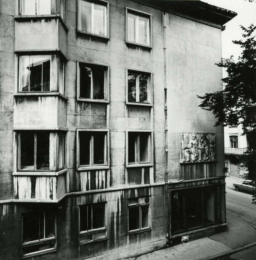 Korterelamu Tallinnas, fassaadidetail. Arhitektid Harald Arman ja Ott Puuriaid