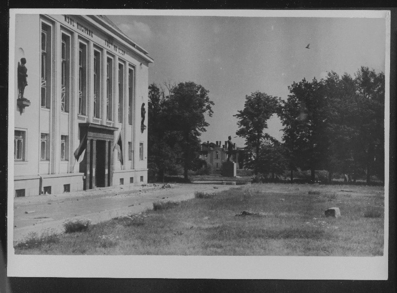 Vaade NSV Liidu Riigipanga hoone esisele Tartus.