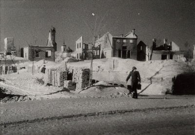 Vaade Treffneri gümnaasiumi varemetele Narva tänavalt.  duplicate photo