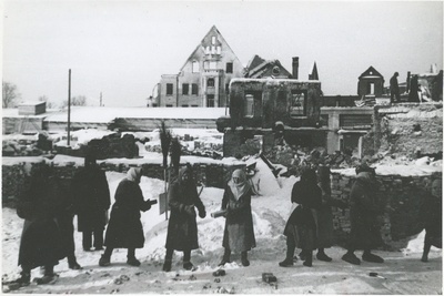 Varemete koristamine tööstuskooli hoonete juures Narva tänaval.  duplicate photo