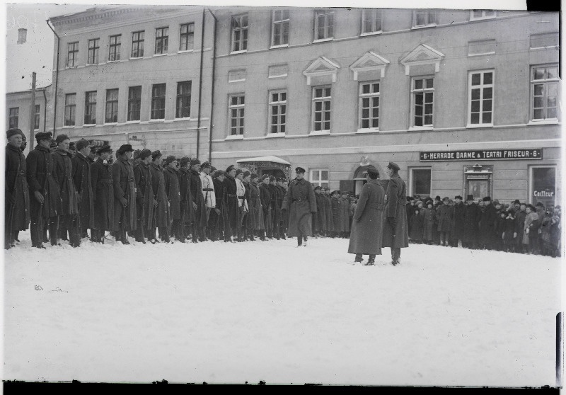 Vabadussõda. Linna vabastamise 1.aastapäeva paraad Raekoja platsil. Soomusrongide Diviisi sõdurid, rivist möödub diviisiülem polkovnik Karl Parts.