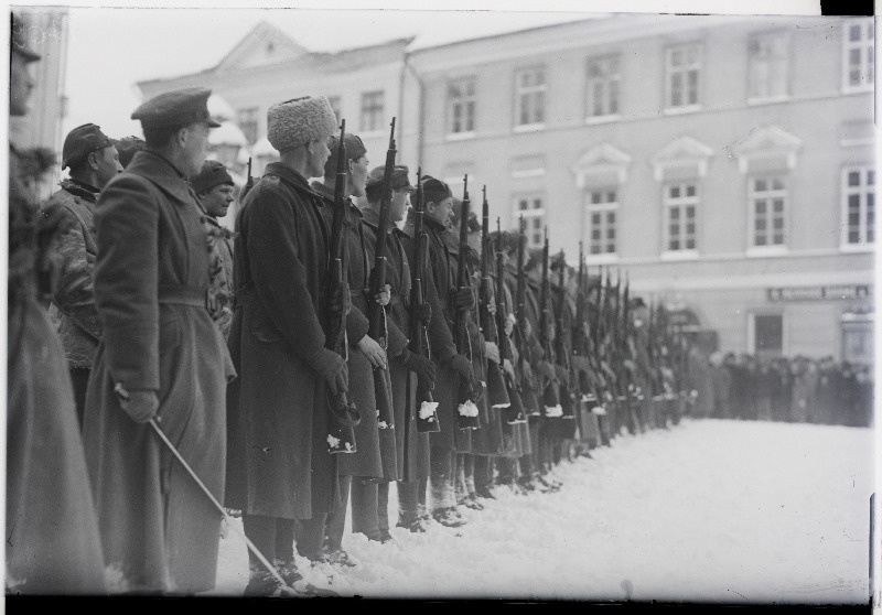 Vabadussõda. Linna vabastamise 1.aastapäeva sõjaväeparaad Raekoja platsil.