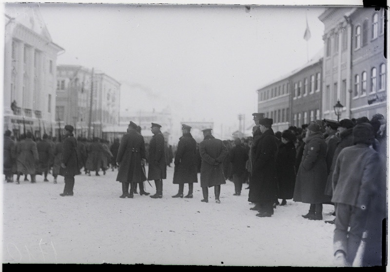 Vabadussõda. Linna vabastamise 1.aastapäeva paraad Raekoja platsil.