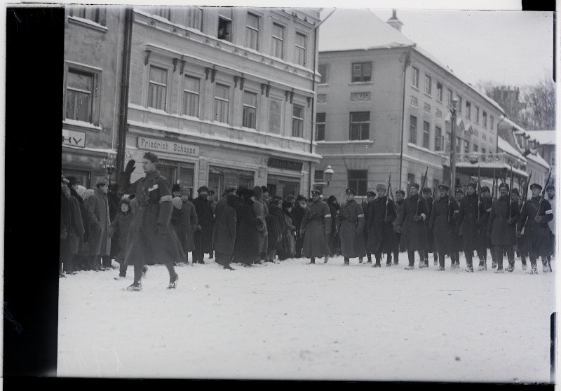 Vabadussõda. Linna vabastamise aastapäeva paraad Raekoja platsil. Ühe laiarööpalise soomusrongi desaantrood.