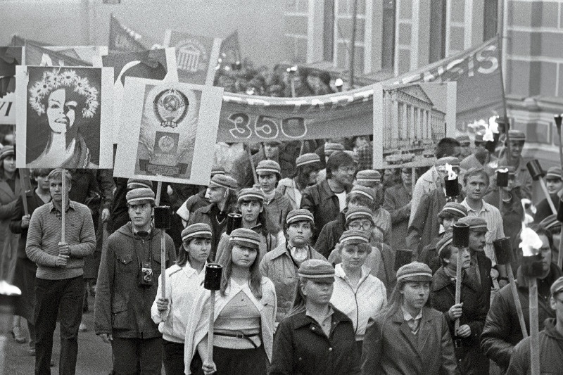 Tartu Riikliku Ülikooli üliõpilased ülikooli 350. aastapäeva tähistamise rongkäigus.