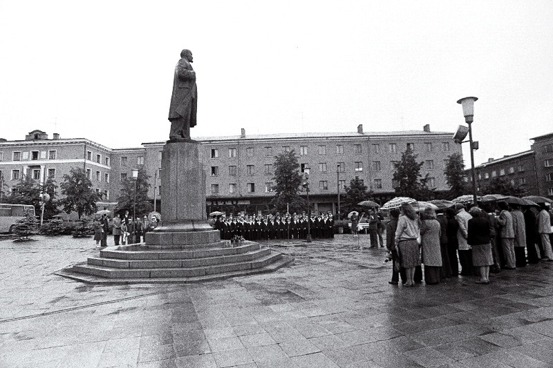 Tartu poistelaulupäeva avamiiting V.I.Lenini mälestussamba juures.
