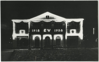 Öine Tartu Maakonnavalitsuse hoone Barclay platsi ääres  similar photo