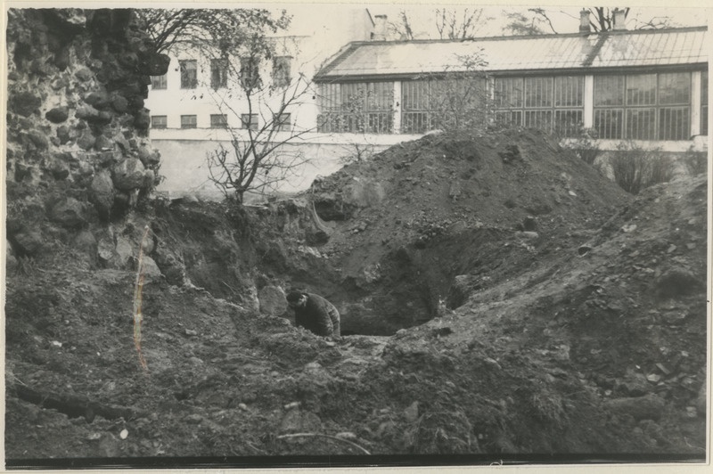 Laia tänava ääres välja kaevatud Vene värava torni alaosa