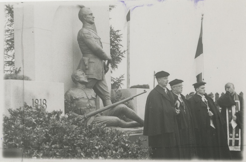 Vabadussõjas langenute mälestussamba avamine Tartu Pauluse surnuaial, esiplaanil preester