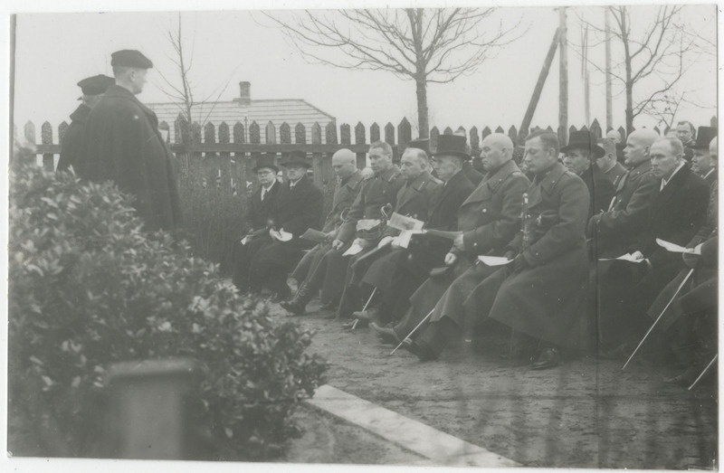 Vabadussõjas langenute mälestussamba avamine Tartu Pauluse surnuaial, külalised kõnet kuulamas