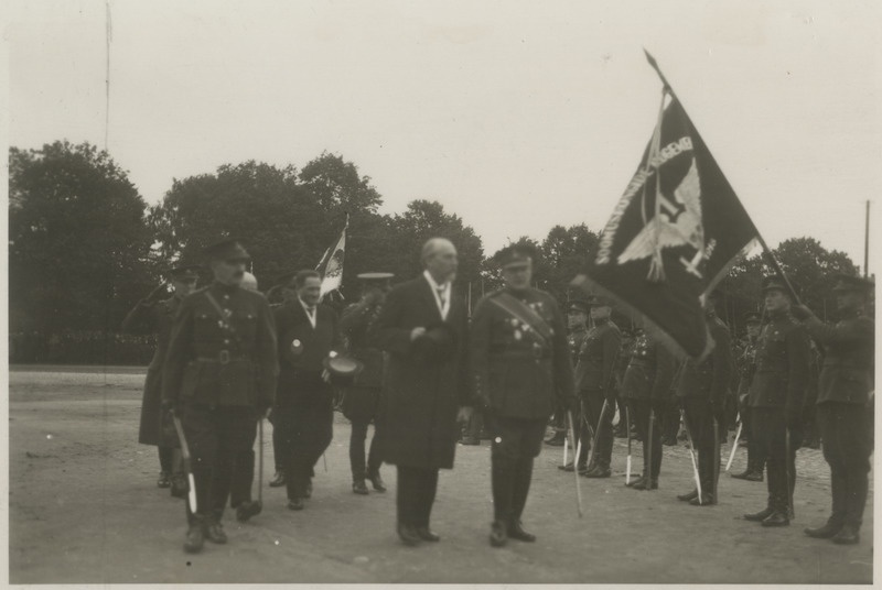 Vabadussõjas langenute mälestussamba avamine Tartu Pauluse surnuaial, külaliste saabumine