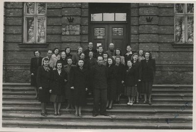 ENSV Riikliku Ajaloo Keskarhiivi töötajate grupifoto arhiivi trepil  duplicate photo