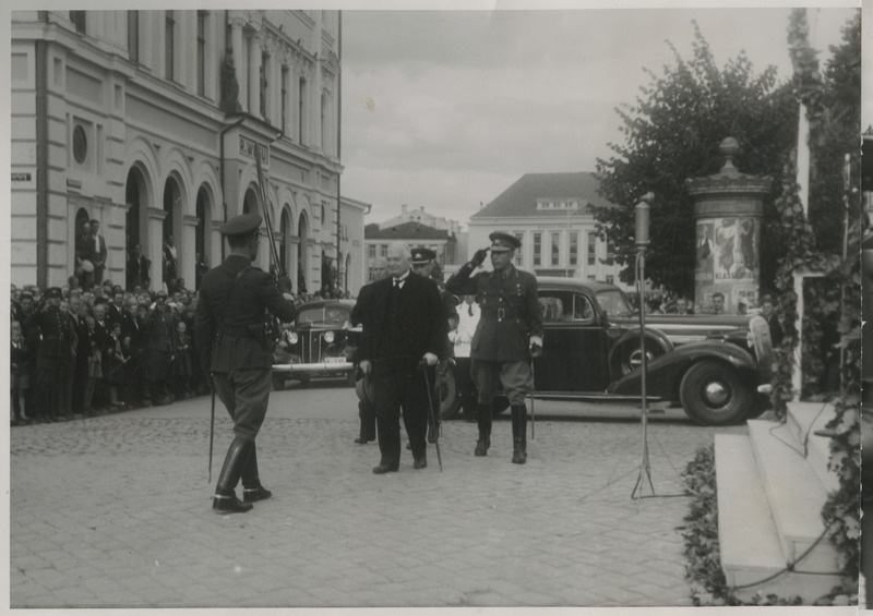 Eesti vabariigi presidendi Konstantin Pätsi külaskäik Tartusse 03.09.1939, paraad Vabaduse puiesteel. President saabub koos saatjaskonnaga, Tartu garnisoni ülem Georg Leets raporteerimas