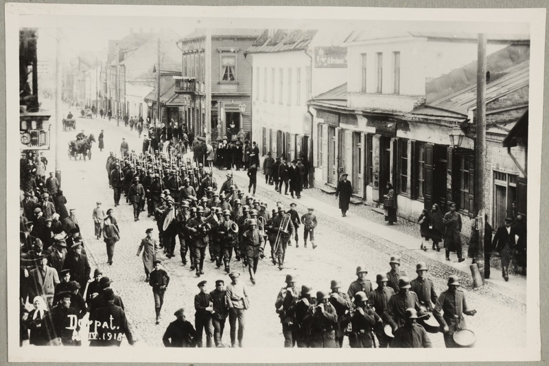 Saksa sõjaväe orkestrandid ja sõdurid Tartus Raatuse tänaval marssimas