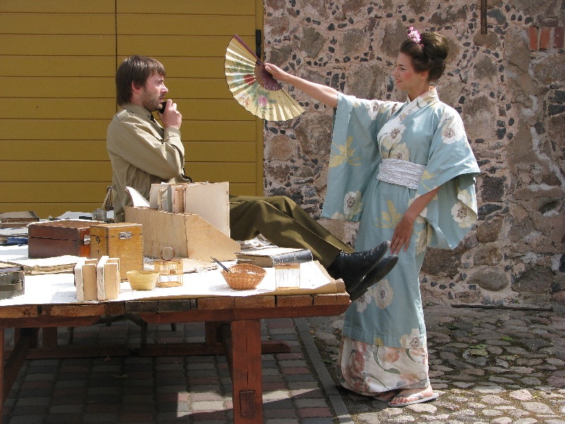 Stseen Roman Baskini lavastusest "Augustikuu teemaja" Maanteemuusemi õuel.