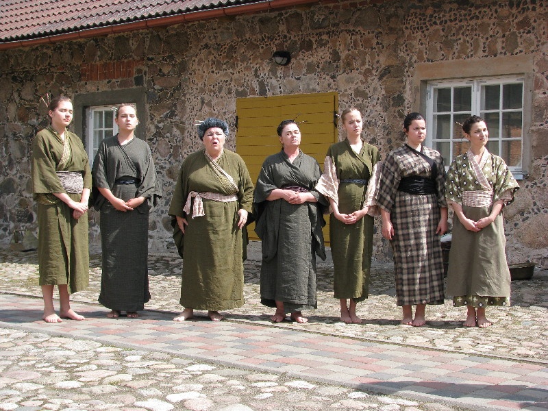 Stseen Roman Baskini lavastusest "Augustikuu teemaja" Maanteemuusemi õuel.