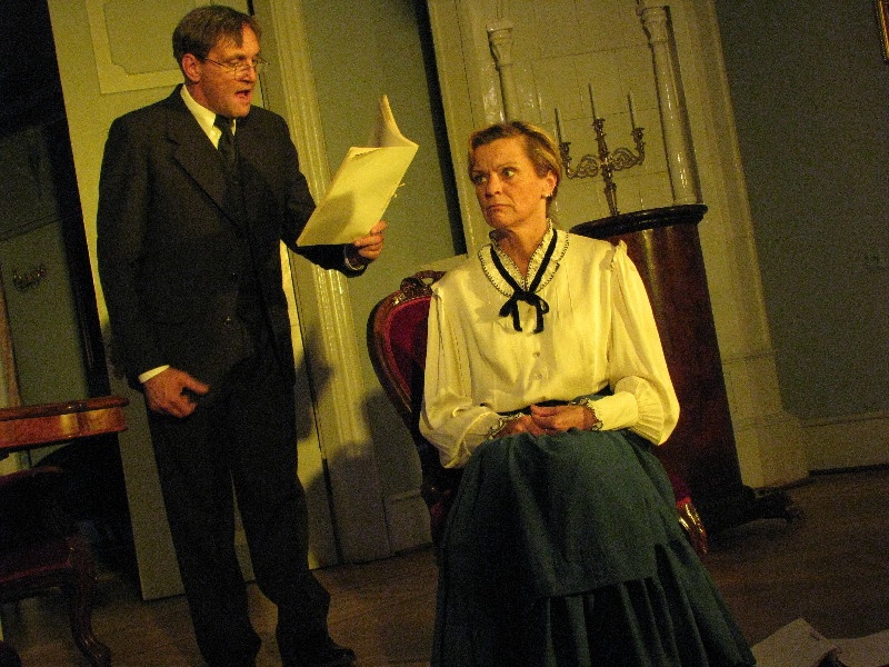 Näitlejad Anne Veesaar ja Erik Ruus etenduses "Armas luiskaja" Palmse mõisas.