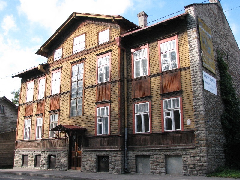 Puitdekooriga elamu Kassisaba hoonestusalas.