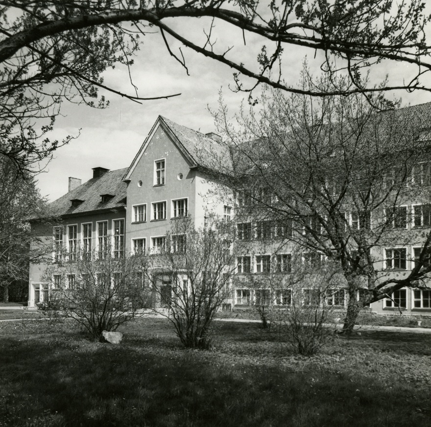 Kopli Kunstikool ja Tallinna Kunstigümnaasium (taastatud ca 1950), vaade hoonele. Arhitekt Herbert Johanson