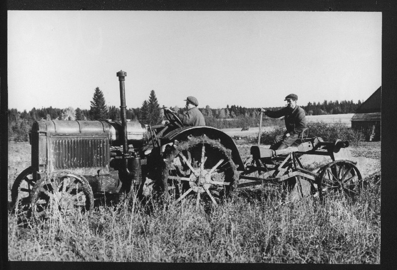 Kursi traktorijaama mehhanisaator Evald Lemberg traktoriga kartuleid võtmas Põltsamaa rajooni T.D. Lõssenko nimelises kolhoosis.