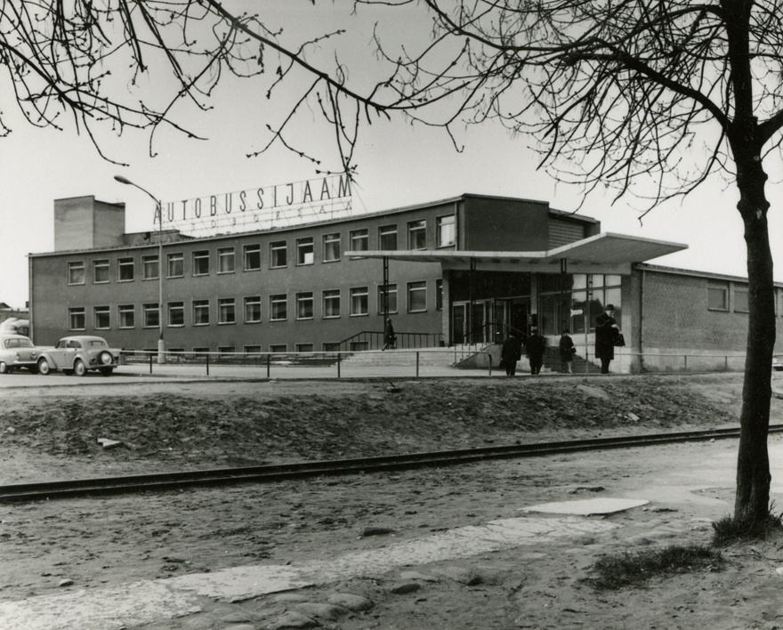 Tallinna Autobussijaam, hoone vaade. Arhitektid Kalju Valdre, Liivia Murdmaa