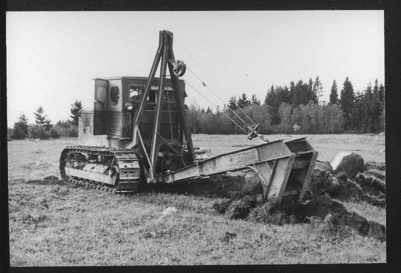 Rapla traktorijaama traktorist O. Viikberg Lembitu nimelises kolhoosis kivitõmbamiskonksuga töötamas.