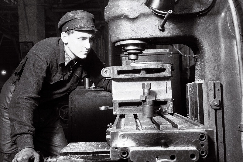 M.I. Kalinini nimelise Veduriremonditehase freesija Evald Keskküla veduridetaile freesimas.