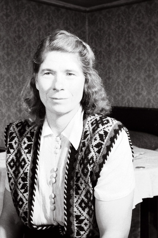 Sotsialistliku töö kangelane Harju rajooni kolhoosi Rahva Võit eesrindlik lüpsja Anni Mikomägi.