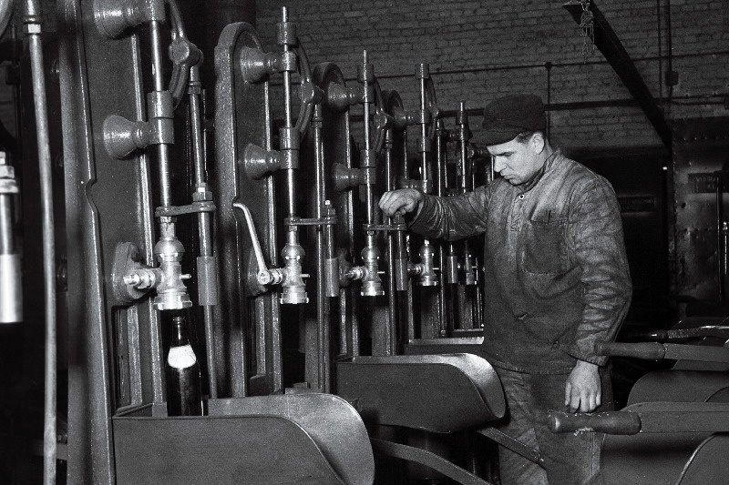 ETKVL-i Kaubandusliku Inventari Tehase montaažilukksepp E. Reinverk.