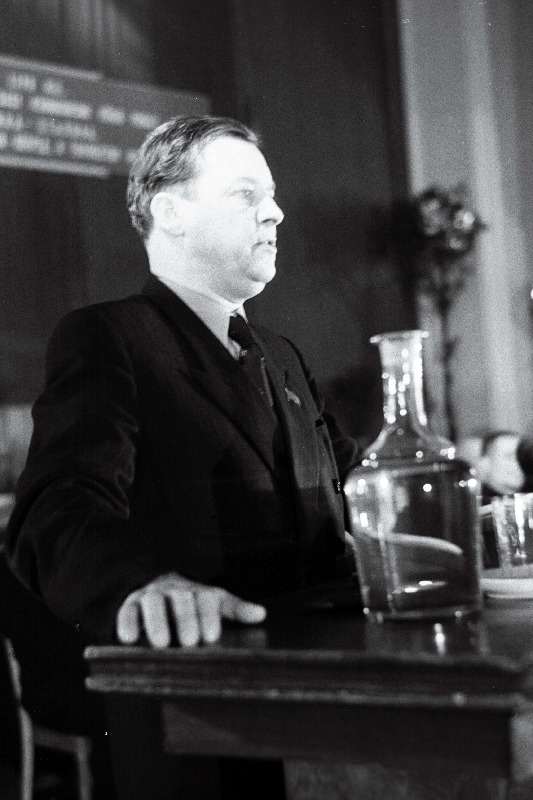 Eesti NSV Ministrite Nõukogu esimehe asetäitja G. Nellis esinemas Eesti NSV kaubanduse alal töötajate partei- ja majandusaktiivi nõupidamisest osavõtjatele.